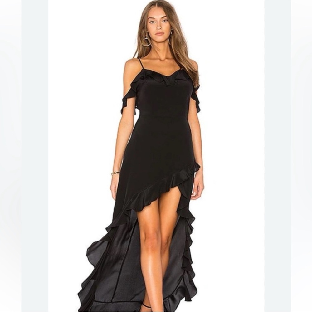 Beautiful black dress!! ⭐️ Looks amazing on!